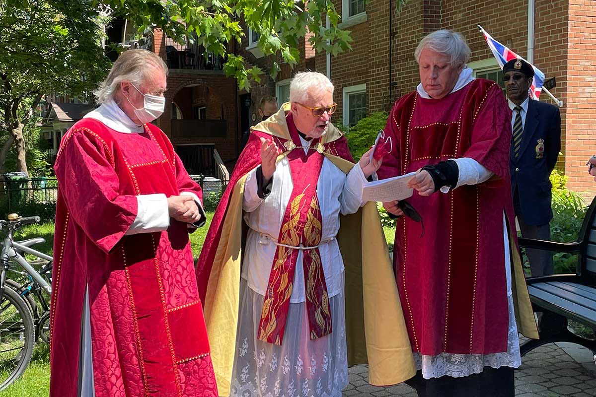 New bench, music honour Queen’s reign - The Toronto Anglican